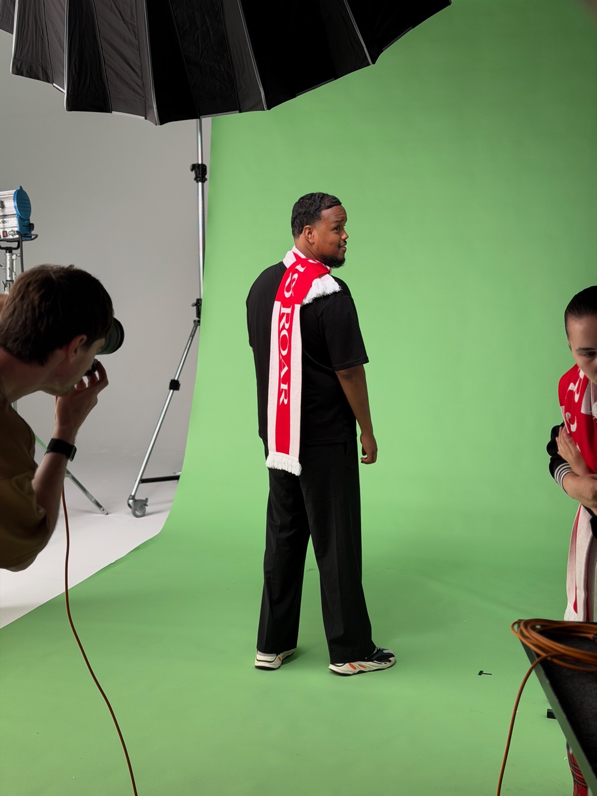 Behind-the-scenes view of Chunkz, the photographer and the green-screen set